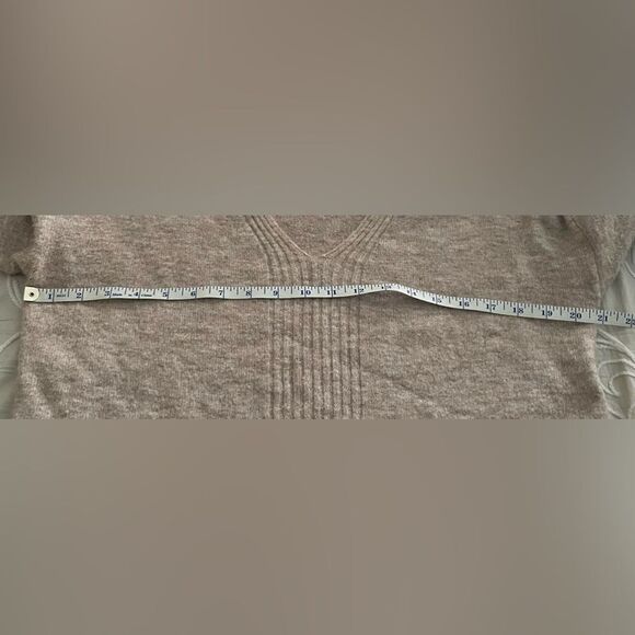 Lottie Women’s Tan V Neck Sweater Size S / M - Picture 4 of 7